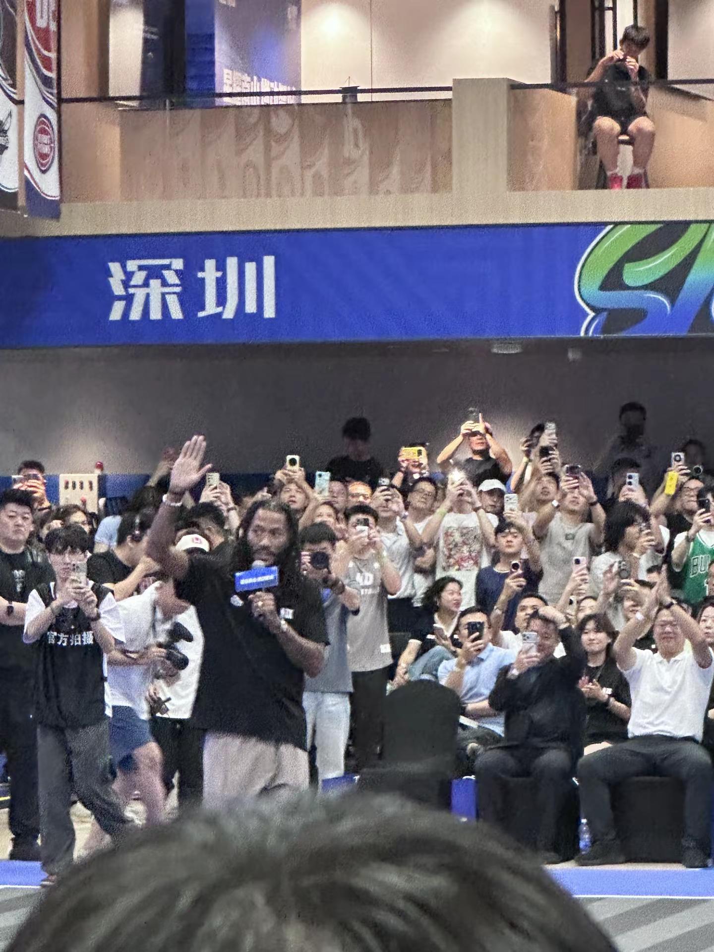 一个平静的午后，回看再一次见你的时候。合影和签名也算是满足感爆表了。中国行 罗斯