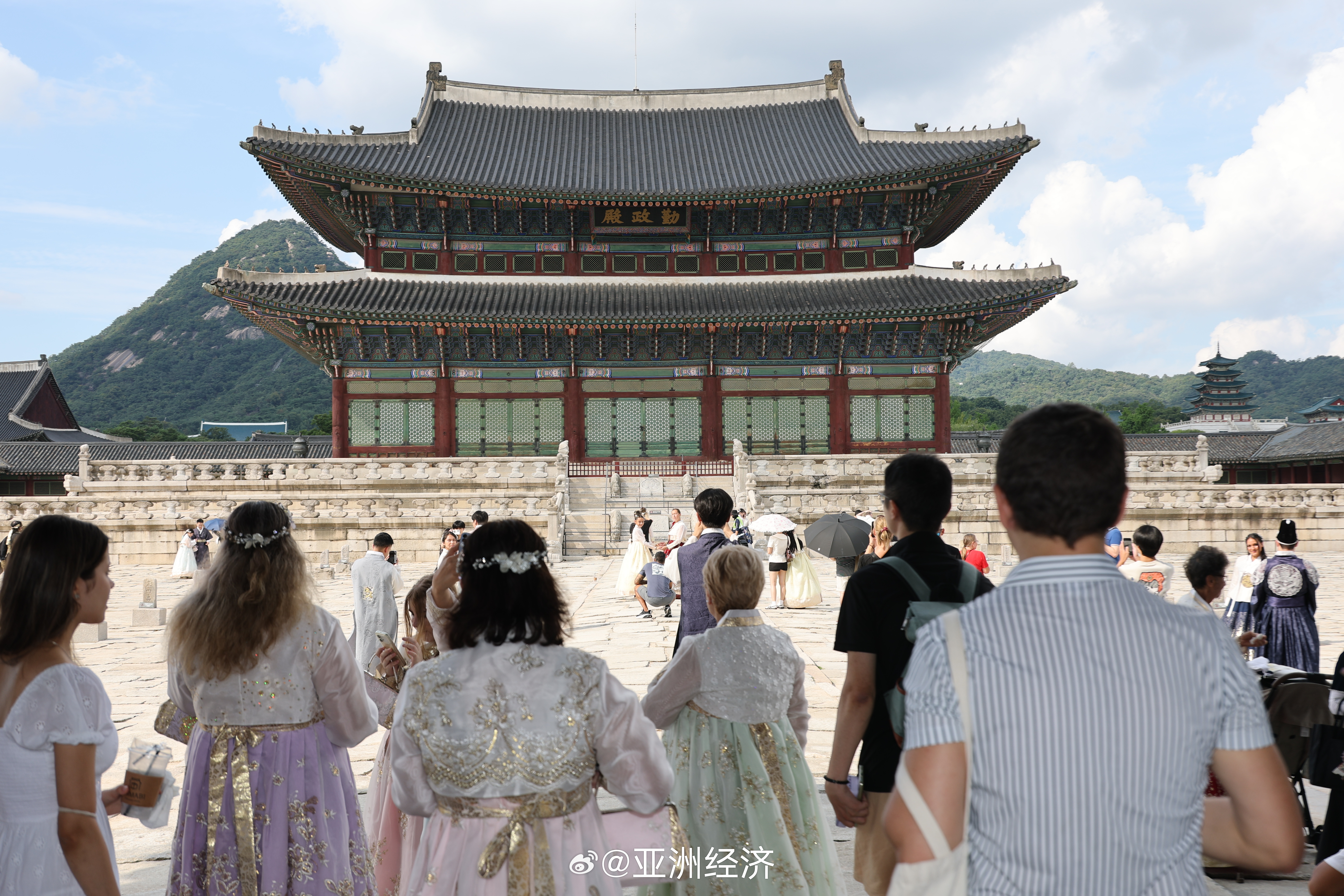 【韩国首次开放AI文化数据 涵盖国乐旅游等领域】韩国政府将首次开放国乐、旅游、传统文化等领域的人工智能（AI）公共数据，推动AI技术在文化产业中的应用。

韩国文化体育观光部（以下简称“文体部”）3日表示，为应对快速增长的AI产业需求，将正式推进“文化领域AI及高价值公共数据开放项目”。今年将 ​
