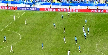 9月4日，足协一张白纸黑字的通报，直接把上海申花外援米内罗本赛季的国内赛事提前按下了终止键。
追加停赛3场，外加1.5万元罚款。
按常理，自家核心挨了重罚，球迷往往会立马站出来抠细节、喊委屈，甚至跟裁判较劲。但如果你现在去翻看申花的球迷评论区，场面却十分罕见——没有任何人跳出来洗地护短，清一色的留言