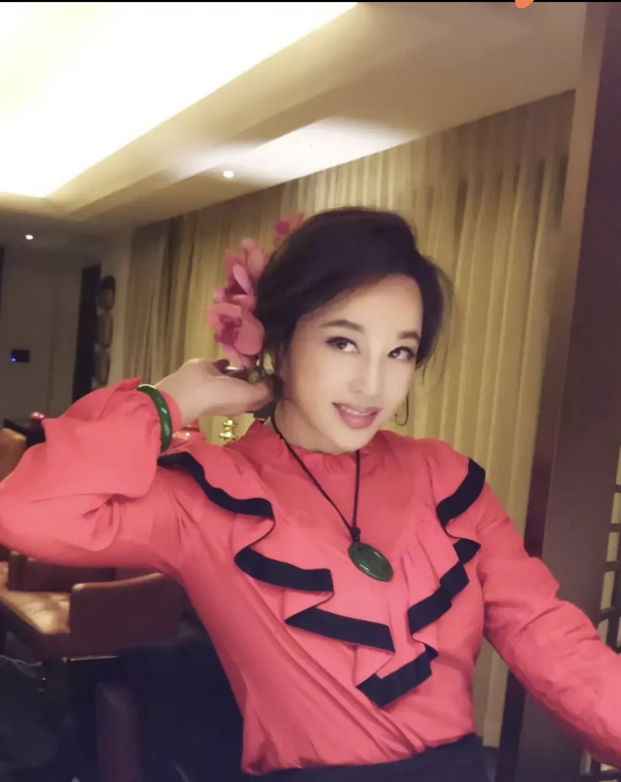 刘晓庆一句话炸翻全网：女人老了，就该老老实实过日子？
 
提起刘晓庆，中老年朋友几乎没人不认识，当年火遍大江南北，演过武则天，是一代人记忆里最出名的女演员。
 
早前采访的时候，记者问她：人到晚年，是不是就该收敛一点，安安分分养老，少折腾？
刘晓庆当场说出一句很有争议的话：年龄只是数字，不要被年纪困