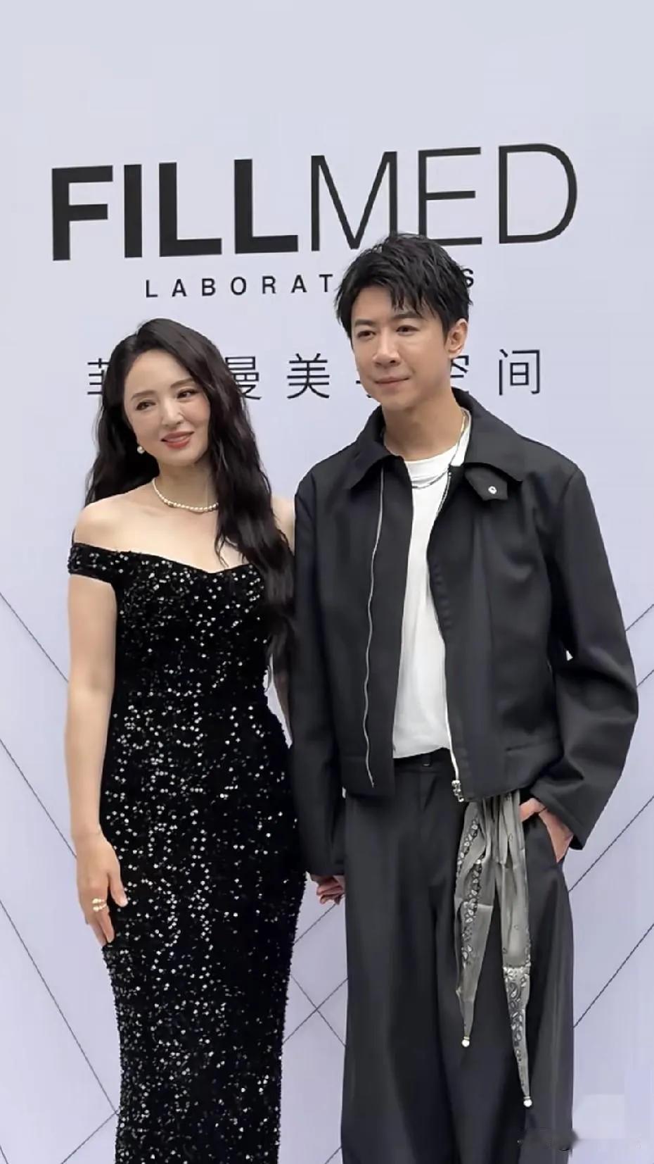 46岁的董璇再怎么打扮还是显老了，她和小9岁的老公张维伊一起出席活动，38岁张维伊在爱情的滋润下越来越帅气，和刚开始认识董璇时判若俩人。

董璇1979年出生，张维伊1988年出生。10月25日确实有人拍到两口子一起去欧菲曼美学空间新店开业，董璇穿黑色一字肩亮片鱼尾长裙，戴珍珠项链，皮肤挺白，就是法