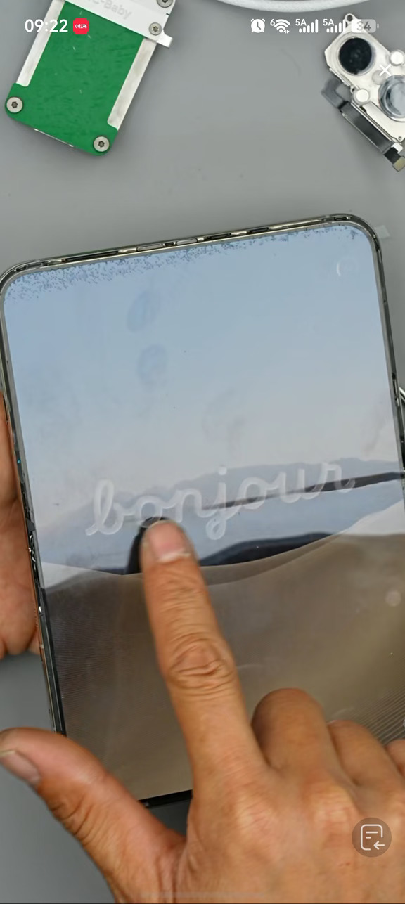 iPhone duo撕掉外膜后 屏幕更清楚了