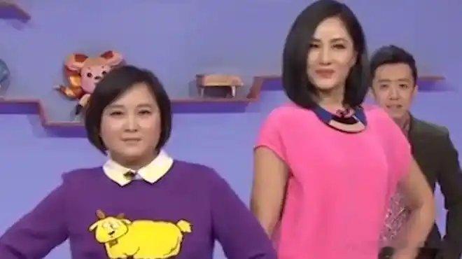 《贾玲胆子也太大了，竟敢和瞿颖比走台步，惨遭瞿颖全方面碾压》C位看综艺秀场 的作品 ​