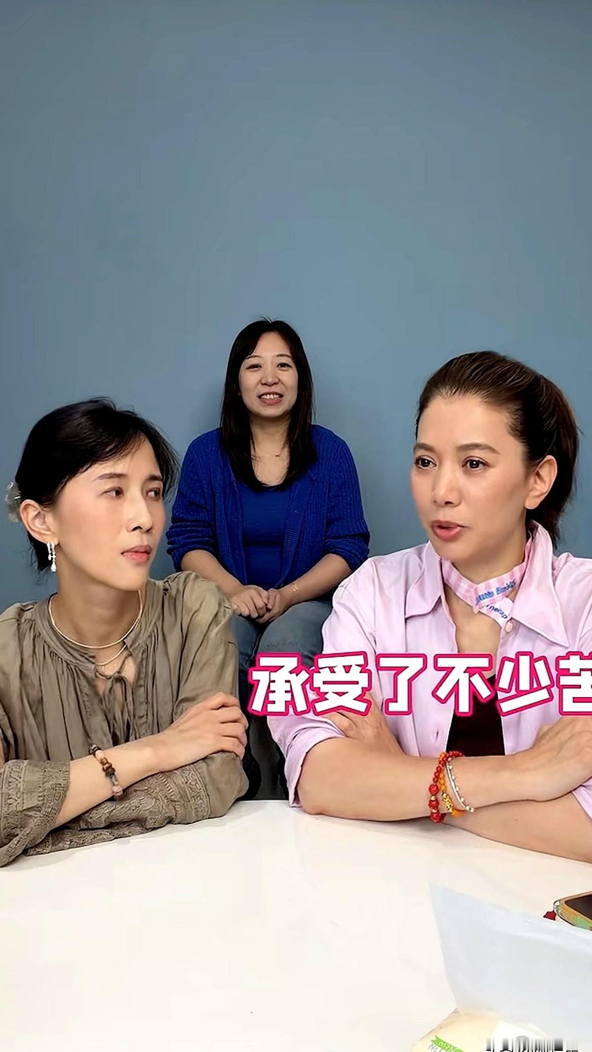 吴镇宇当年调侃张智霖娶袁咏仪是“救赎众生”，这笔账袁咏仪当场就讨了回来。

她在节目里直接开呛，说吴镇宇老婆才可怜，肯嫁给吴镇宇简直是“救了整个宇宙”。现场哄堂大笑，连papi酱都总结她是“你怎么侮辱我，我就怎么侮辱回去”。

从九十年代拍戏搭档到现在，这两人互怼了几十年。嘴上全是狠话，私下照样聊得