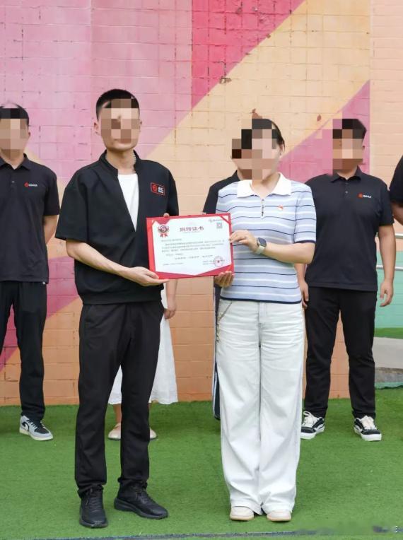 党建暖心｜一份份物资，守护福利院少年的童心✨
 
在渭南市儿童福利院的捐赠现场，看着孩子们接过爱心物资展露笑颜，格外让人动容💛
 
8月17日，西安市天禾助学慈善基金会党支部开展主题党日志愿服务活动，联动多方力量，为院内孤残、困境儿童送来书包文具、床品等学习生活刚需物资，补齐院内物资缺 ​