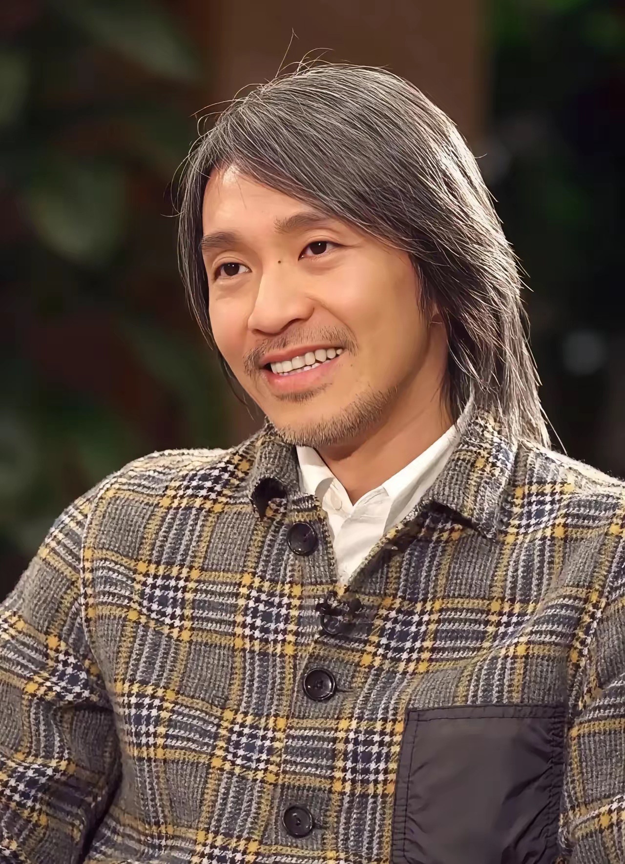 江春水暖鸭先知，周星驰一定提前嗅到了什么。
据媒体曝光，周星驰正式退出内地影院生意，1港元卖掉业务，开了15年的杭州比高影院也直接关停，而是把重心转向新媒体。
1港元，跟白送没区别，周星驰给出的信号太强烈了。现在的影院生意绝大多数属于赔钱买卖。越来越多的人放弃去影院看电影，选择躺在家里 ​