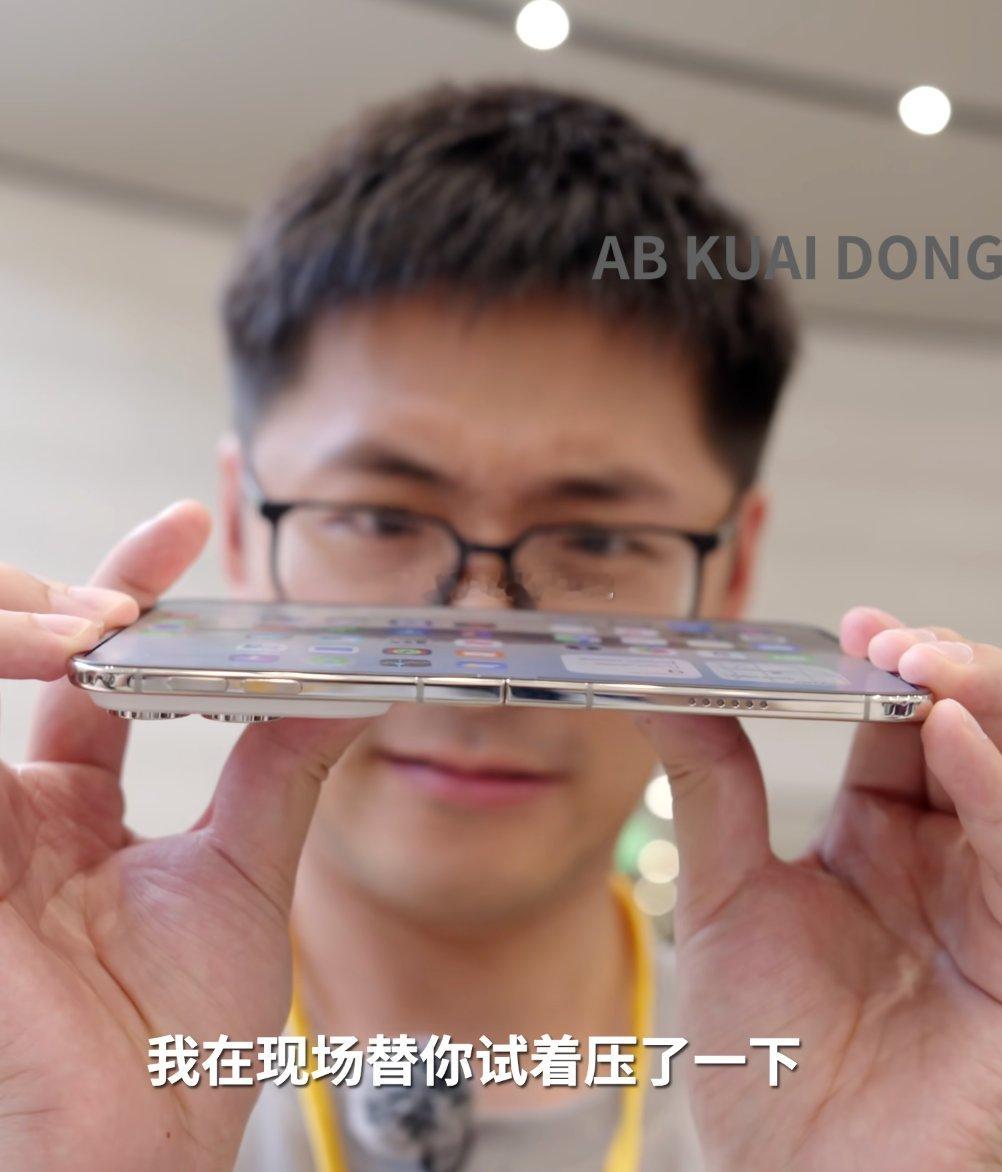 随着苹果折叠屏的发布，最近各大博主开始分享折叠屏 iPhone Duo 的专业评测。

在影视飓风的最新一期测评中，他发现之前在现场，稍微掰一下的手机，之后回看视频时，出现了花屏情况。

但老哥强调自己，并没有特用力去掰它。

这意味着 iPhone Duo 与安卓折叠屏，有相同的硬伤，折叠屏幕无法接受任何外 ​