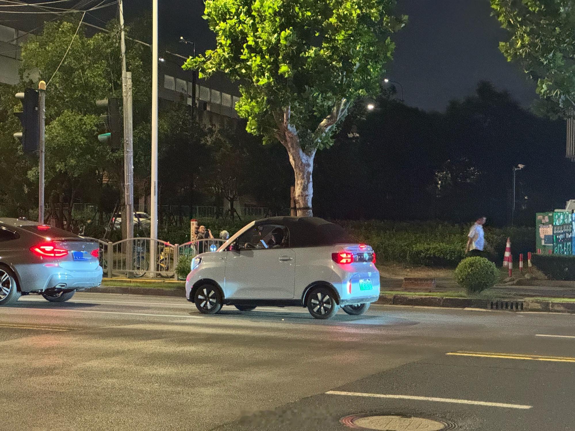 捕获一台尊贵的沪 A 绿牌敞篷版 宏光 MINIEV，买得早还是好~ ...