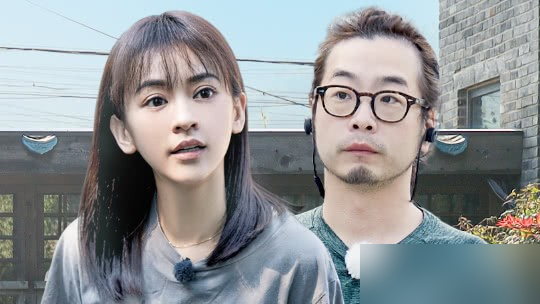 陈意涵套个浴帽在镜头前又唱又跳，许富翔蹲旁边笑，还喊着再来再来。
当初多少人看这俩人，觉得不般配。女明星配个长相普通的导演，图啥？结果节目里，陈意涵拼图拼一半，直接撂挑子：我不弄了，我要玩。许富翔头也不抬：好，你去，我来。
吃饭要铺自己带的桌布，系围兜，拿勺子碰一下才算开饭。许富翔说，他们像结了