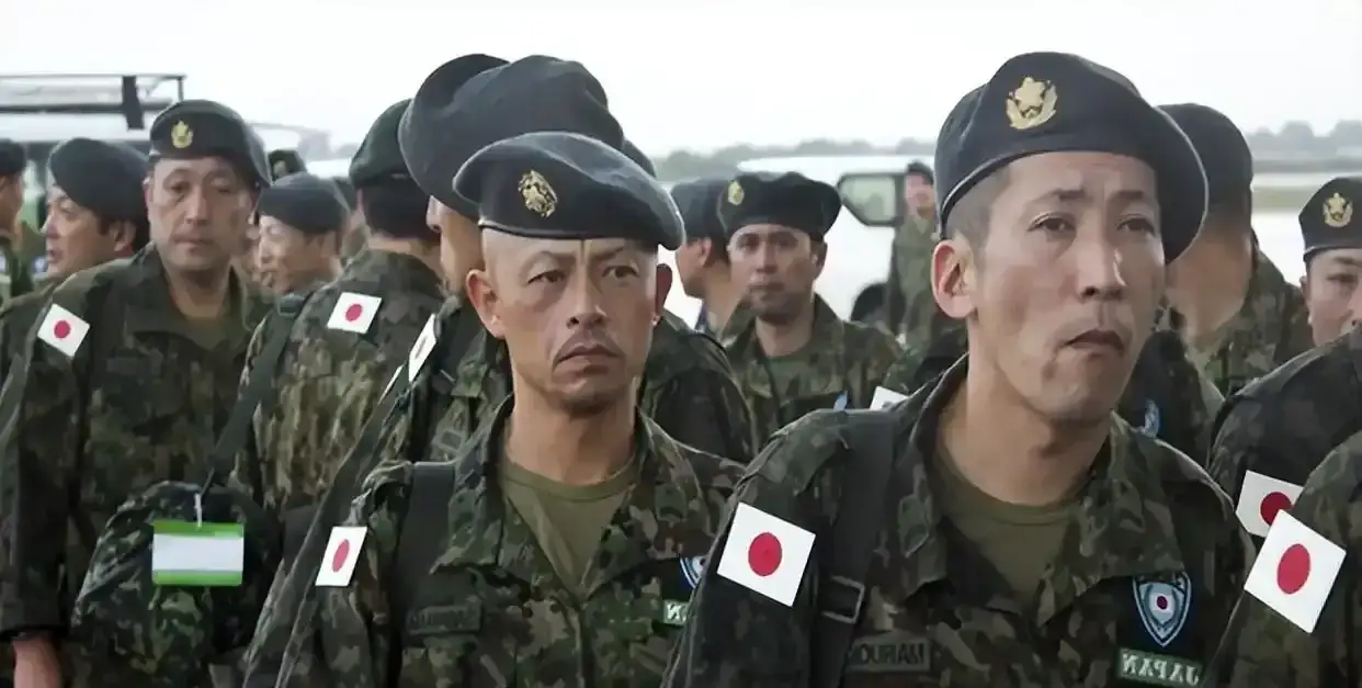 国防部把话说透了：日本自卫队这“热闹”，不是练防守，是排练下场

日本自卫队最近很忙。忙到什么程度？十月十九号到二十九号，十天之内，近六万人拉出来，从北海道到九州，从海面到太空，科目排得满满当当。

但最扎眼的地点只有一个：与那国岛。离台湾一百一十公里。美军把NMESIS反舰导弹系统搬上去了，日本把