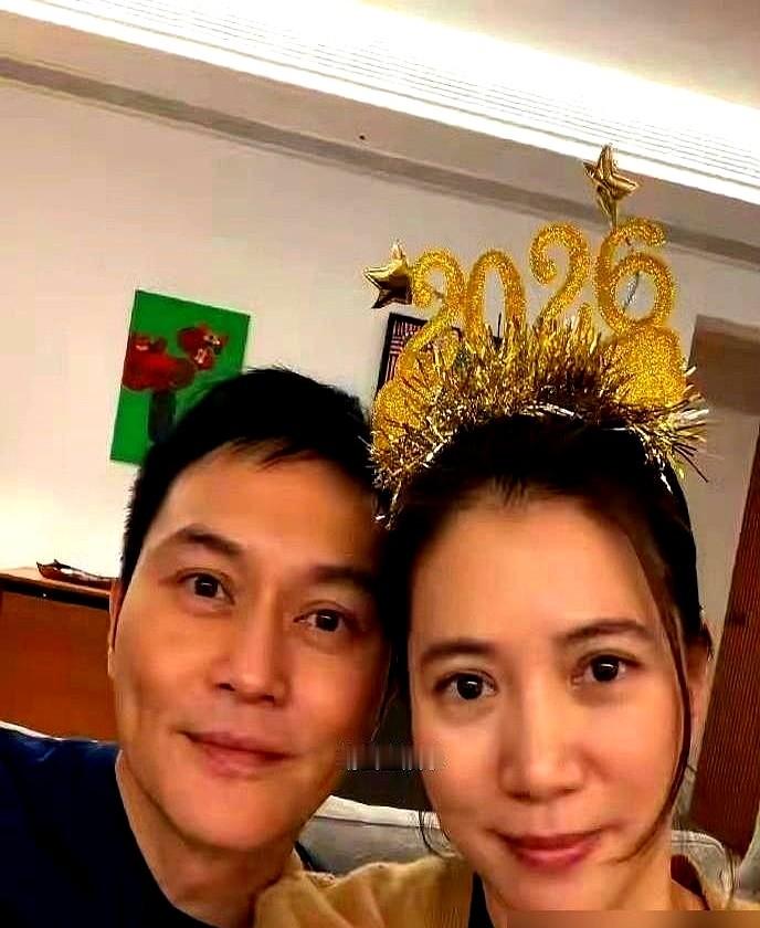 袁咏仪55岁生日收到个爱马仕铂金包，当场笑到站不稳。

仔细看，这玩意是个蛋糕。橙色礼盒外形，带子、锁扣全还原，上面趴着只小白马，不切开真能唬住人。

这蛋糕是好友雪芳定做的，但张智霖卡点发文喊“我家靓靓”，儿子魔童捧花站一旁，一家子配合得天衣无缝。

给“爱马仕狂魔”送假包还能让她这么开心，这招绝