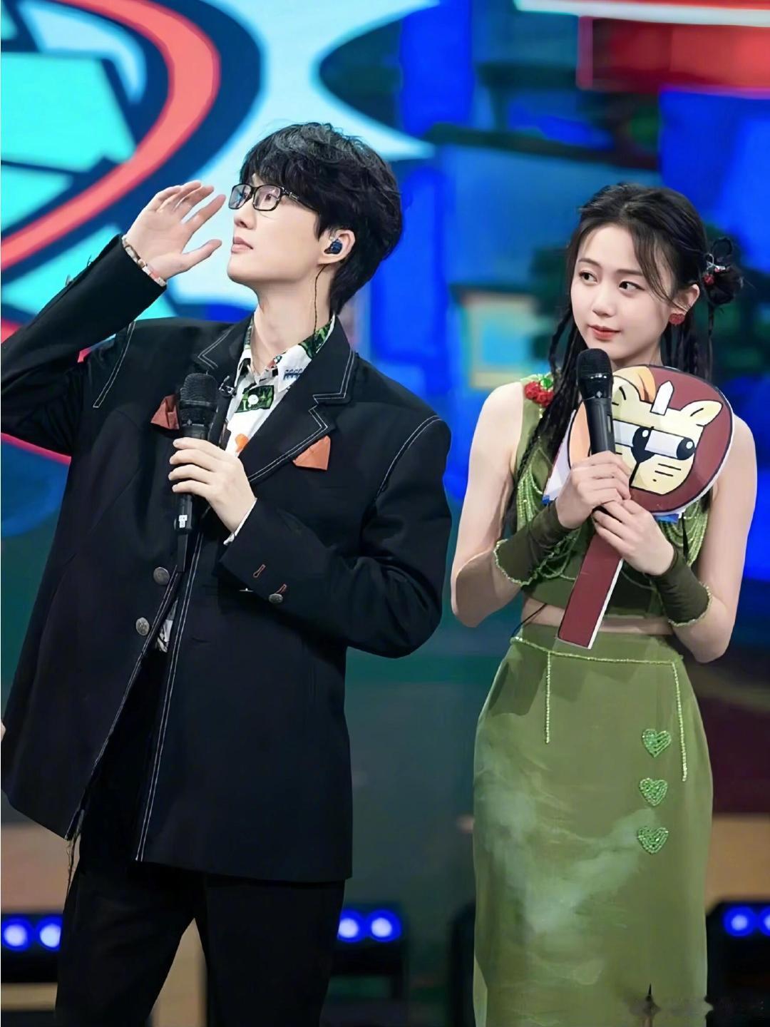 #许嵩 冯禧# 许嵩的才华不需要解释，冯禧的优秀不需要证明。两个人站在一起，就是最好的证明。 ​