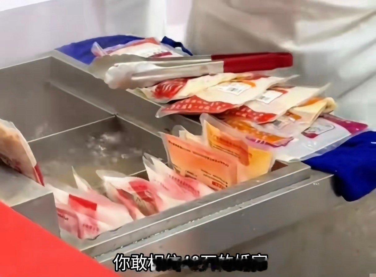 #2599元一桌的婚宴14道主菜上错7道#现在大部分婚宴的菜都不如农村白事的流水席好吃…

婚宴喜欢在大酒店办，而这种酒店大都是预制菜，后厨微波炉热一下就上桌，速度快摆盘还好看

又要面子，又要里子的好吃，很难同时满足了 ​