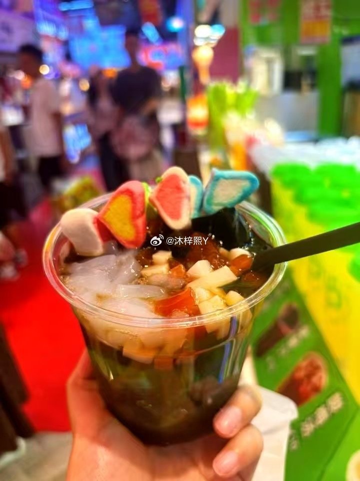分享一组家人在长沙旅游，吃吃喝喝的照片
长沙的夜晚，既有都市的繁华霓虹，又有市井的烟火气息。#微博美食热点激励计划##寿司郎给孩子接小便的家长回应#孩子不懂事，大人要有分寸，情急不是在饭桌上接尿的理由，商场明明有厕所啊😂，万一溅到食物[二哈]，想想都恶心啊  ​