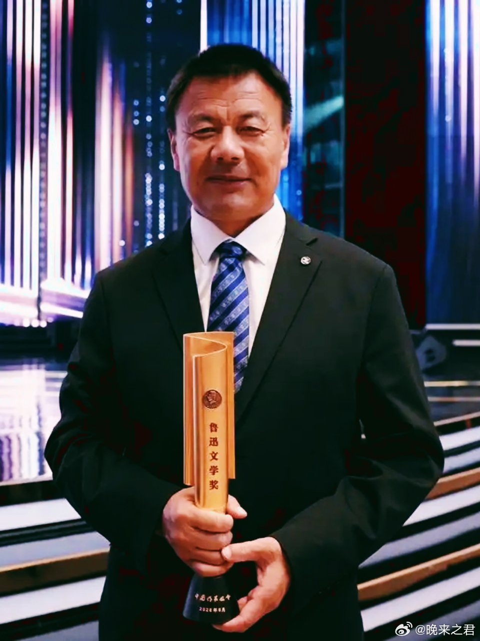 把一件事做到极致以后

生命嵌在时间的齿轮里
一辈子朝着同一个方向辗转前行
生命的光华终会亮得耀眼

张雪把最好的年华种进机车
二十年如一日地钻研，浇灌
终于培育出誉满全球的品牌之花
——张雪机车

王计兵数十年执着于文学
在诗歌领域深耕，打磨
“鲁奖”是对他文学创作的高度认可
和诚挚礼赞

人 ​
