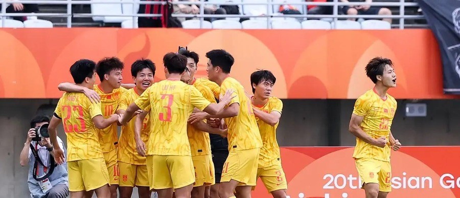 国足2:2打平乌兹别克斯坦，点球4:3拿下铜牌！李昊扑出2个点球，19岁王钰栋轰世界波，28年了终于又站上亚运领奖台
上半场控球率只有30%，射门4比12，角球1比3，中国队几乎被乌兹别克斯坦按在半场围攻。可就是这种极端被动下，胡荷韬先下一城，王钰栋第53分钟内切轰出世界波，硬把比赛拖进点球大战。