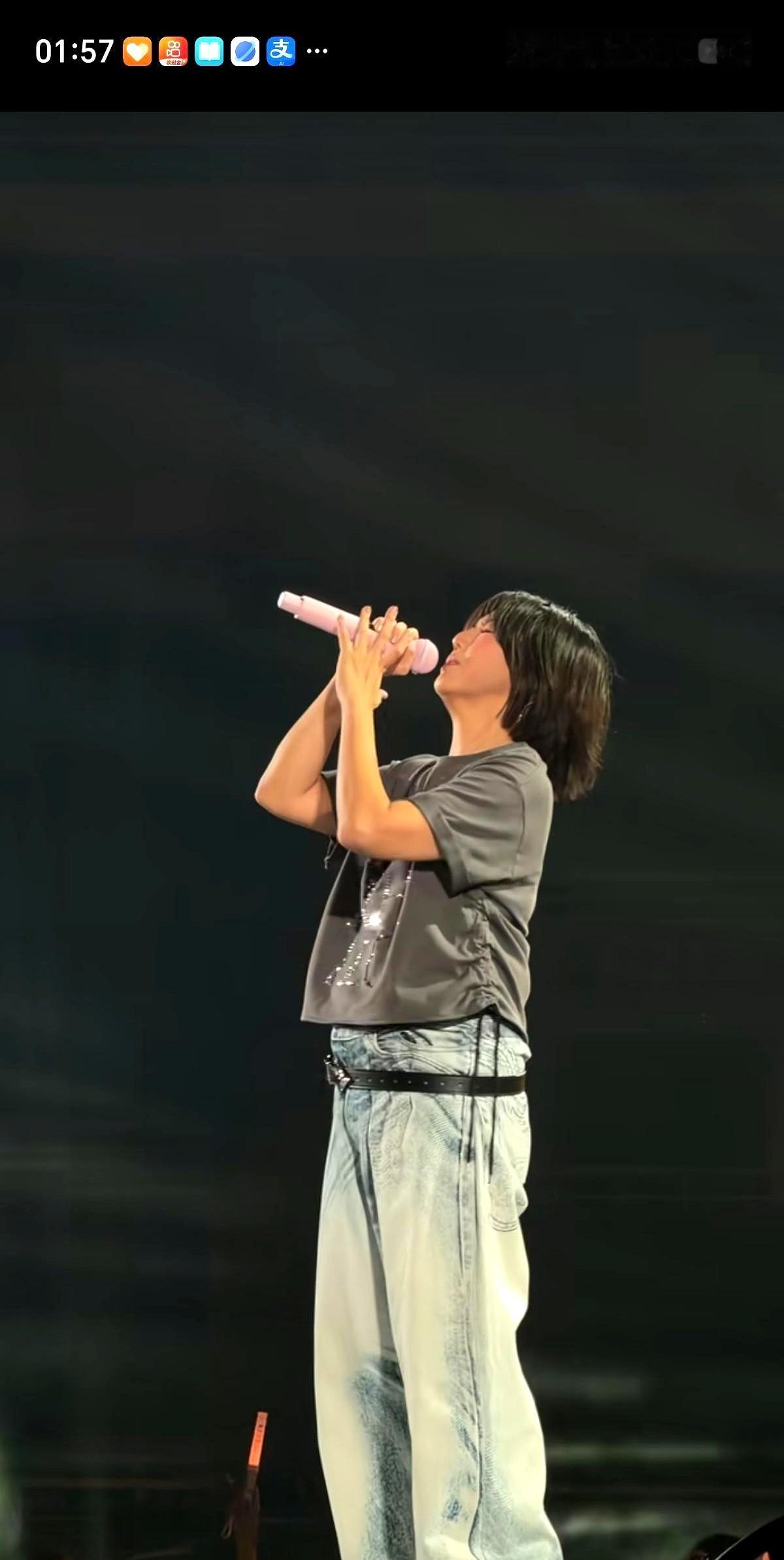 孙燕姿开演唱会，镜头一拉近，眼尖的人死死盯住了她的裤腰——竟然勒着两条腰带。

一条规规矩矩系在腰上，另一条死死卡在胯骨下面。这不是什么奇葩时尚，纯粹就是怕掉裤子。

台上又蹦又跳，动作一扯，裤子随时会往下掉。多系一条腰带，去后台换装得多费劲解扣子，但比起在几万人面前走光，这算个啥。宁可自己麻烦死，