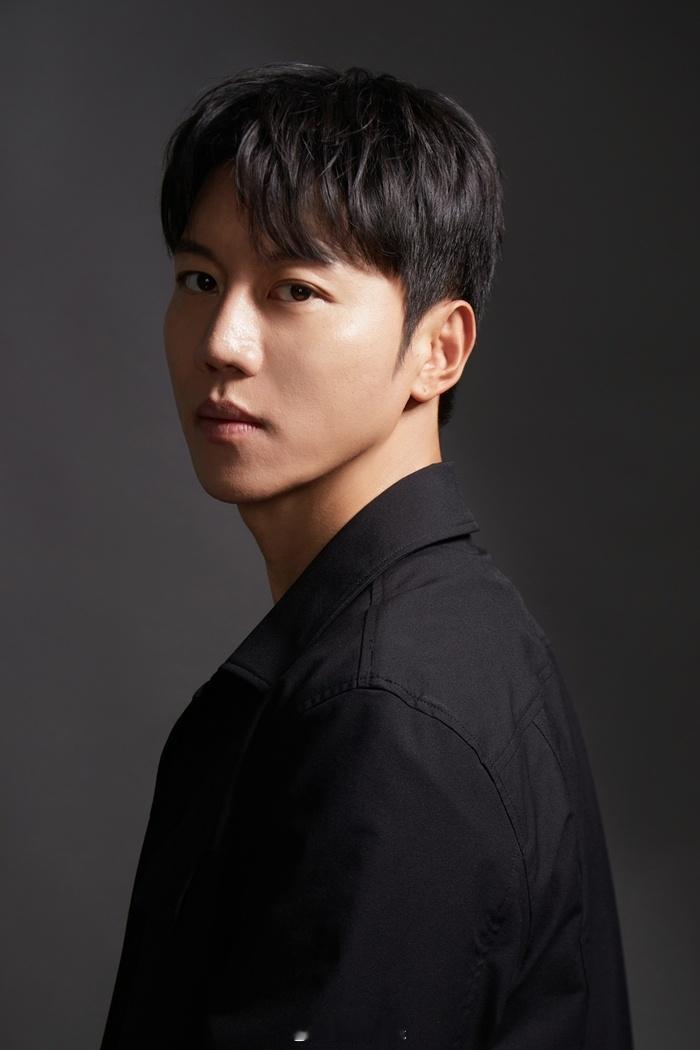 【演员#严文硕#谈及出演tvN《You Quiz on the Block》】严文硕表示:“这是家族的荣幸。当我告诉姐姐我要上节目时，她问:‘你是不是变成黄仁勋了?’可见上这个节目的人都这么有名。 聊起我的童年，感觉就像穿越回了过去。感觉自己成了自己人生的主角。 ” 对于奉俊昊导演提到他的名字，严文硕开玩笑说: ​