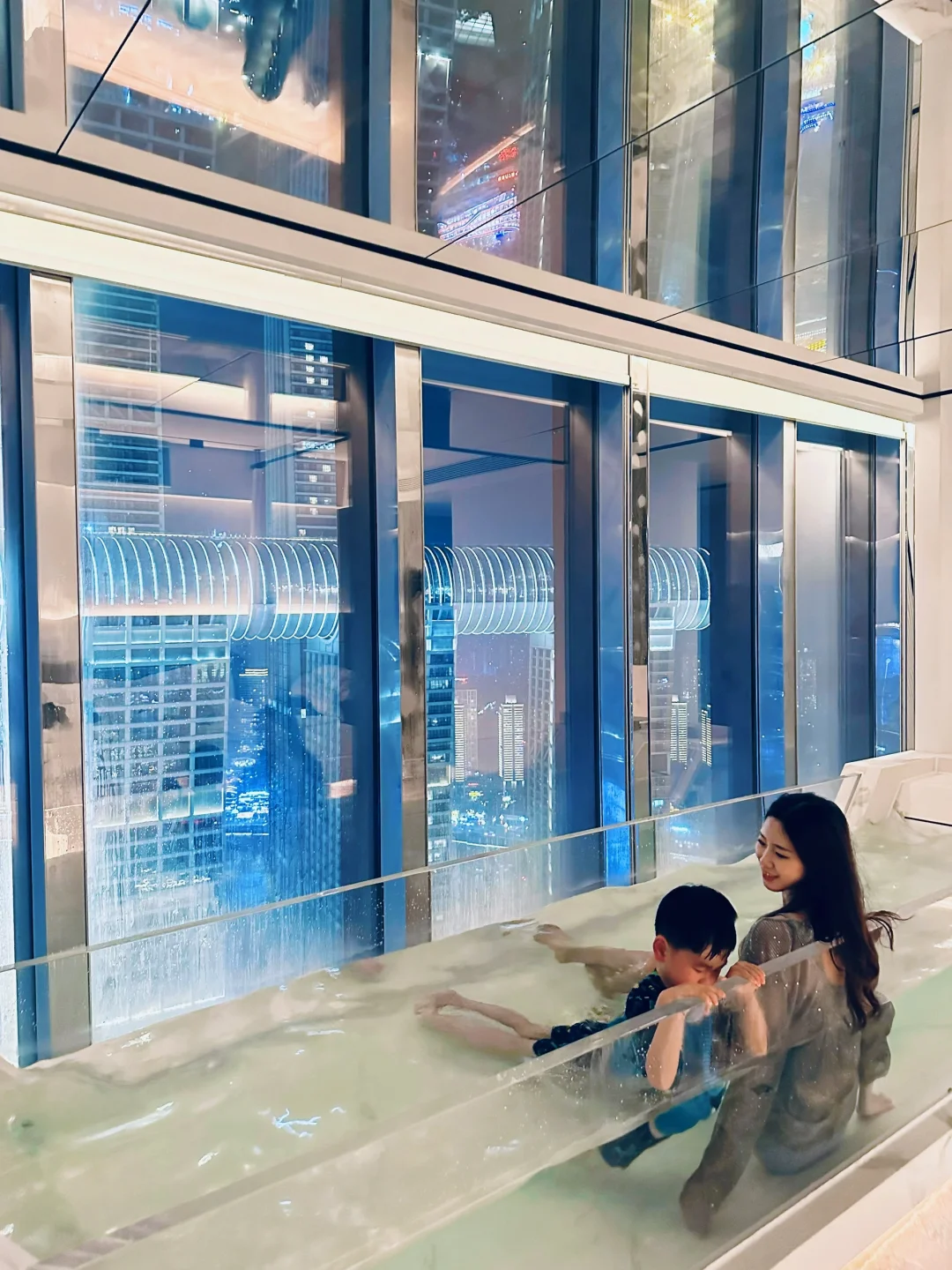 OMG，重庆溜娃这么爽！水晶浴缸里看来福士🛁