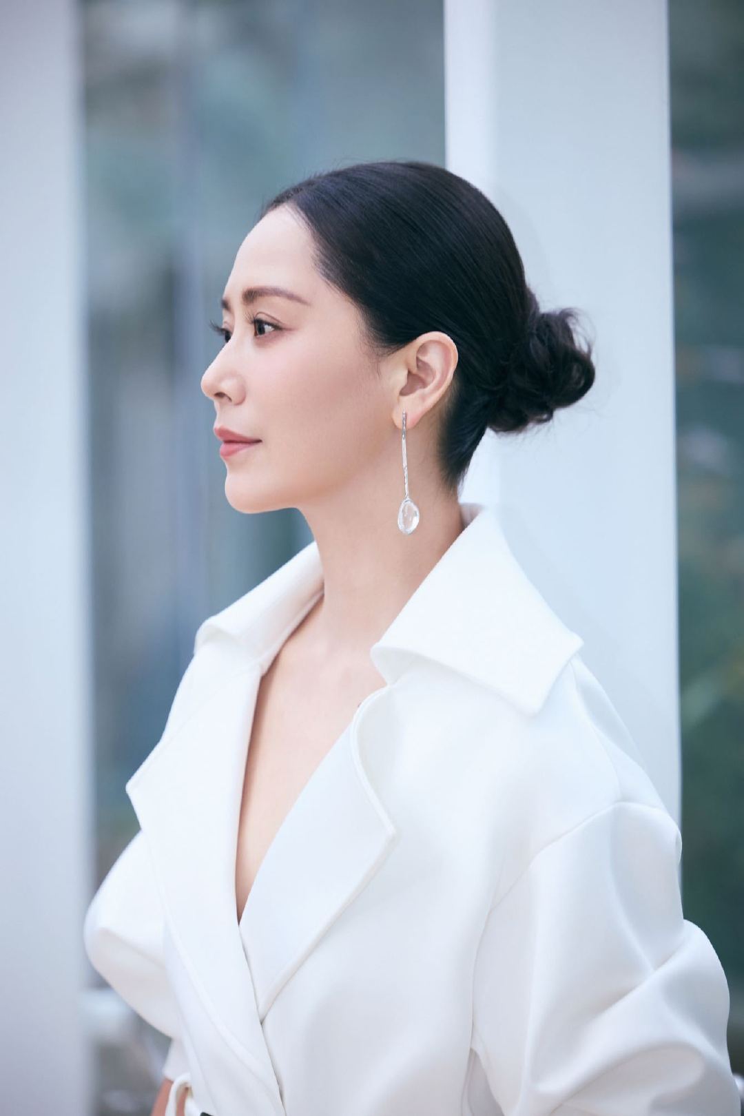 #海清纯白大衣造型好美#海青这般纯白大衣造型，真是美出天际了。也实在太有女人味了！ ​