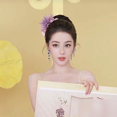 迪丽热巴这妆造，粉丝是真坐不住了。 最新那组西部牛仔写真，编织马甲配复古木屋，工作室刚发出来评论区就炸了。 一看化妆师署名，还是王亚飞。
粉丝早就不满了，商业广告和红毯翻车不是一回两回。 浓颜系本来就挑妆，硬走成熟霸气路线，直接老十岁。 你看看《三生三世》里那个小狐狸，灵动劲儿多讨喜。
上个月线