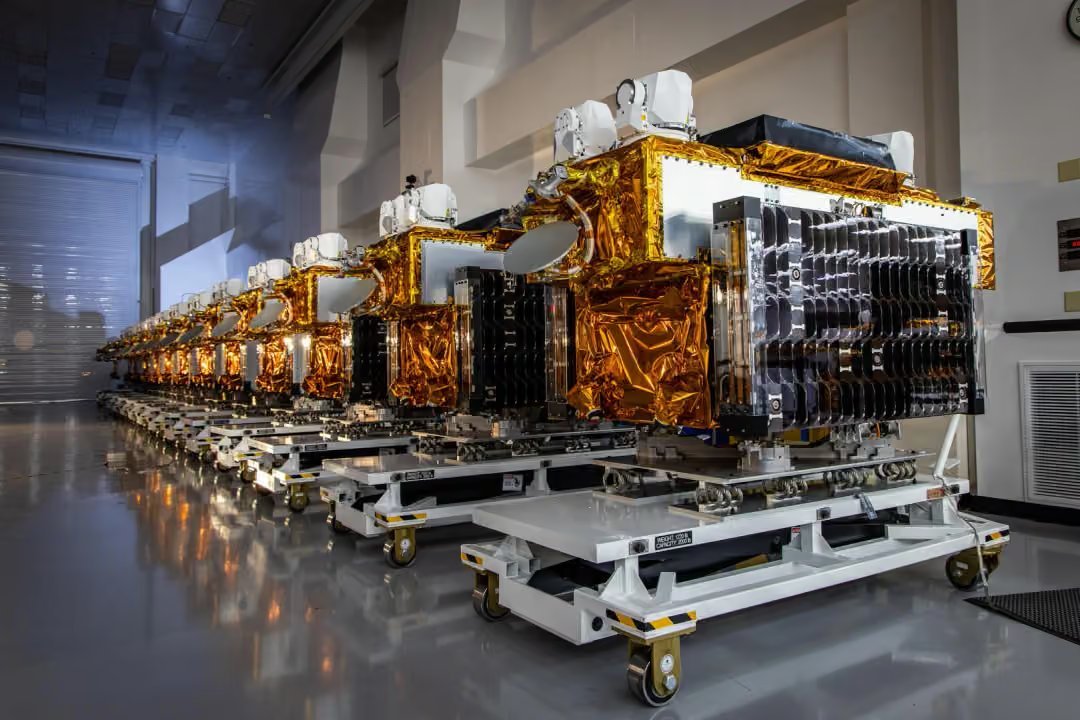 诺格交付首批21颗卫星，推进“扩散型作战人员太空架构”作战能力

此次交付是150颗卫星交付序列中的首批，为即将到来的发射奠定基础

2026年9月28日，诺斯罗普·格鲁曼公司官网报道：

🔹摘要

诺斯罗普·格鲁曼为太空发展局（SDA）的PWSA交付了21颗卫星，通过可扩展、可互操作的制造和开放架构解决方 ​