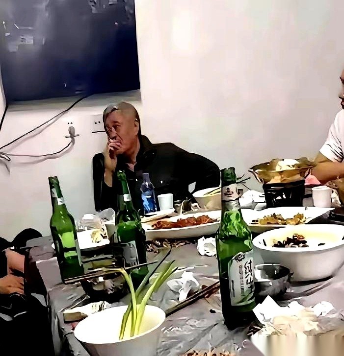 最近关于68岁赵本山晚年生活的几段影像流出，咱们今天不谈别的，只就着这些画面，看看这位老人身上最不讲理的两笔账。
一边，是一架带酒吧和健身房的“本山号”私人飞机，正扔在沈阳机场的原地吃灰。它每天光停机费就要花掉厚厚一沓钞票，一年砸进去大几百万的维护费连个水花都听不见，他亲女儿在直播间里也是连连摇头，