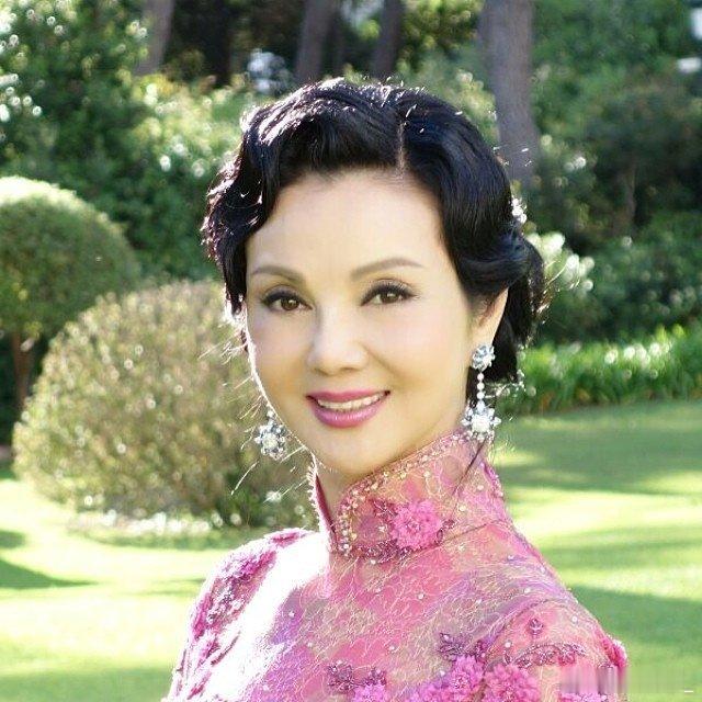 林恬儿婚礼合照 2014年
图1-4是法国婚礼的，5-7是香港婚礼的
图1 一对新人与女方的母亲谢玲玲家人合照
图2 谢玲玲与姐妹们同刘嘉玲合影
图5 谢玲玲与子女
图7 何正德、林恬儿、谢玲玲、林心儿#谢玲玲##林恬儿##婚礼# ​