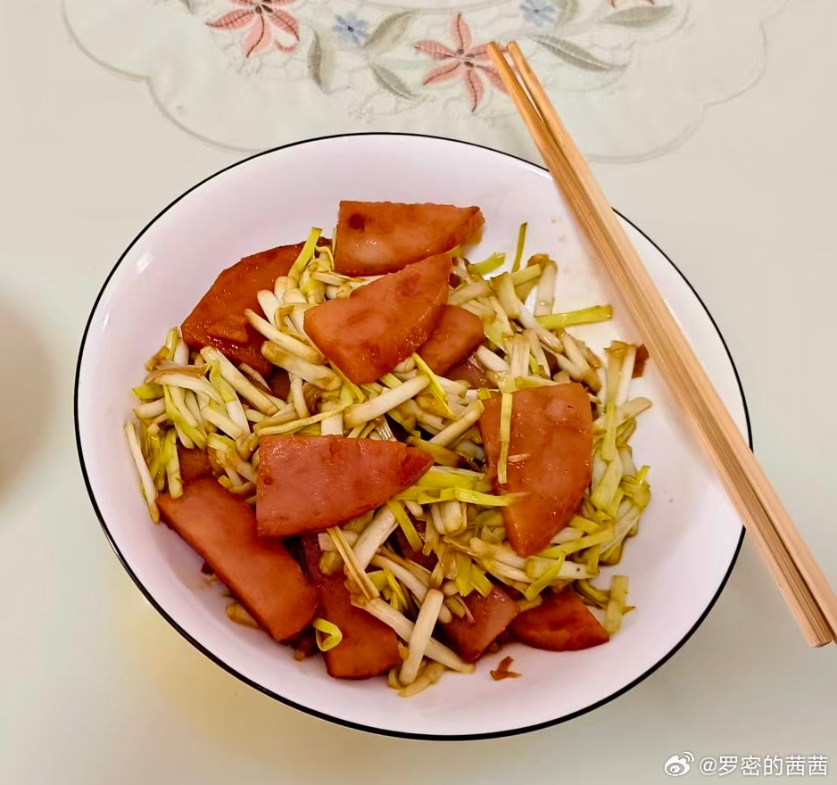 #日本男星看秀被体味熏到捂鼻子#每次去多伦多逛街的时候，前后左右都是各种体味和各种香水味混合的无法形容的味道😅
记录N久以来的第一次炒菜[哈哈]
上星期又是和ipad一刻也不能分离的七天[允悲]
原本打算过几天搬到另一套房子里去住几天，中午临时起意决定不搬了，典型的想起一出是一出[酷] ​
