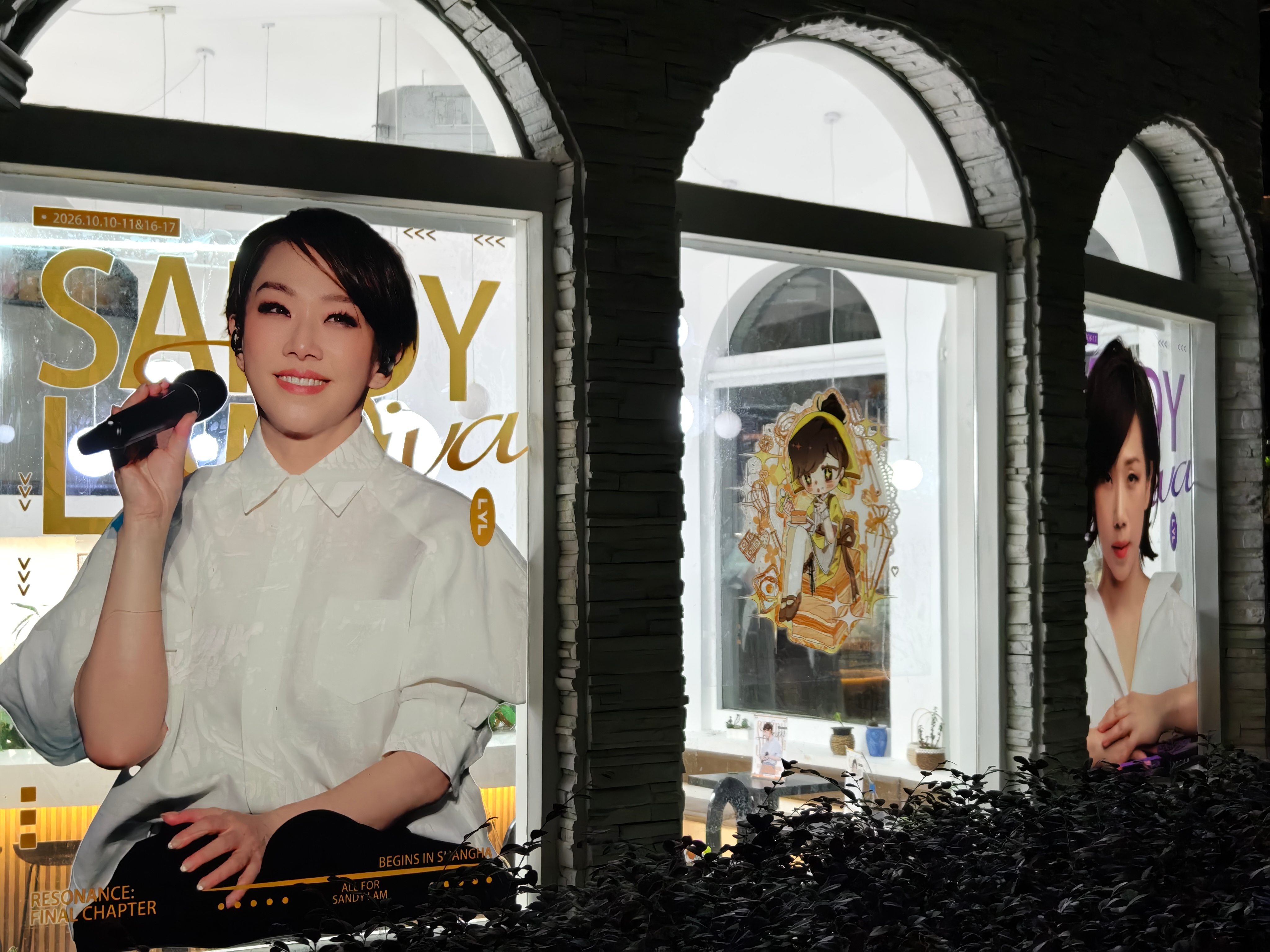 在很多老师的努力下咖啡馆初装完成啦 等待明天上午花墙进场[拜托]
#林忆莲[超话]# ​