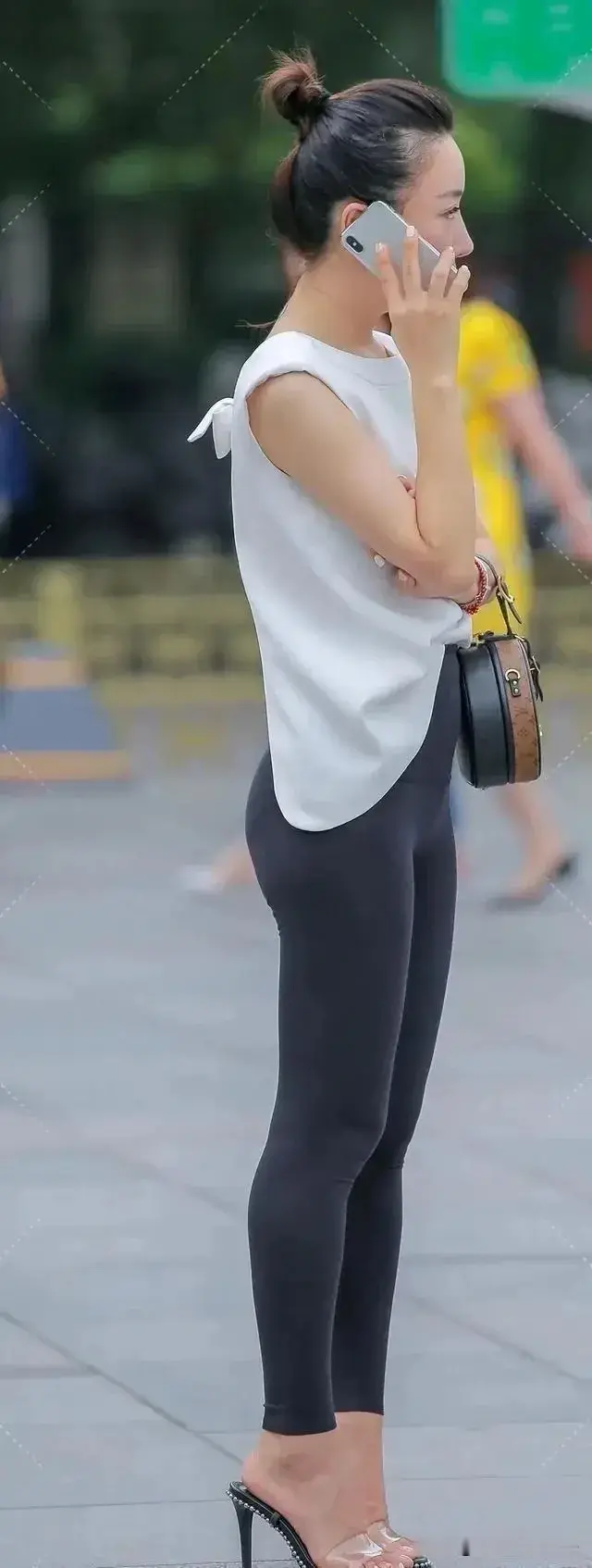 充满女人味的打底裤穿搭，给你想要的优雅感