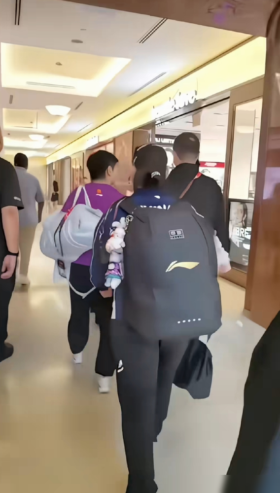 孙颖莎3比1拿下开门红，但真正让人后背发凉的是第二局那个10比12。马琳局间就撂了一句话：相持的速度和质量，得压上去。第三局、第四局，叶伊恬基本没再翻过身。
你看场边，邱贻可喂多球，马琳督训，中间还露了一脚足球功夫。一个管近，一个管远，分工跟拉好的网似的。
孙颖莎自己说得更透：伤病恢复这程，学会