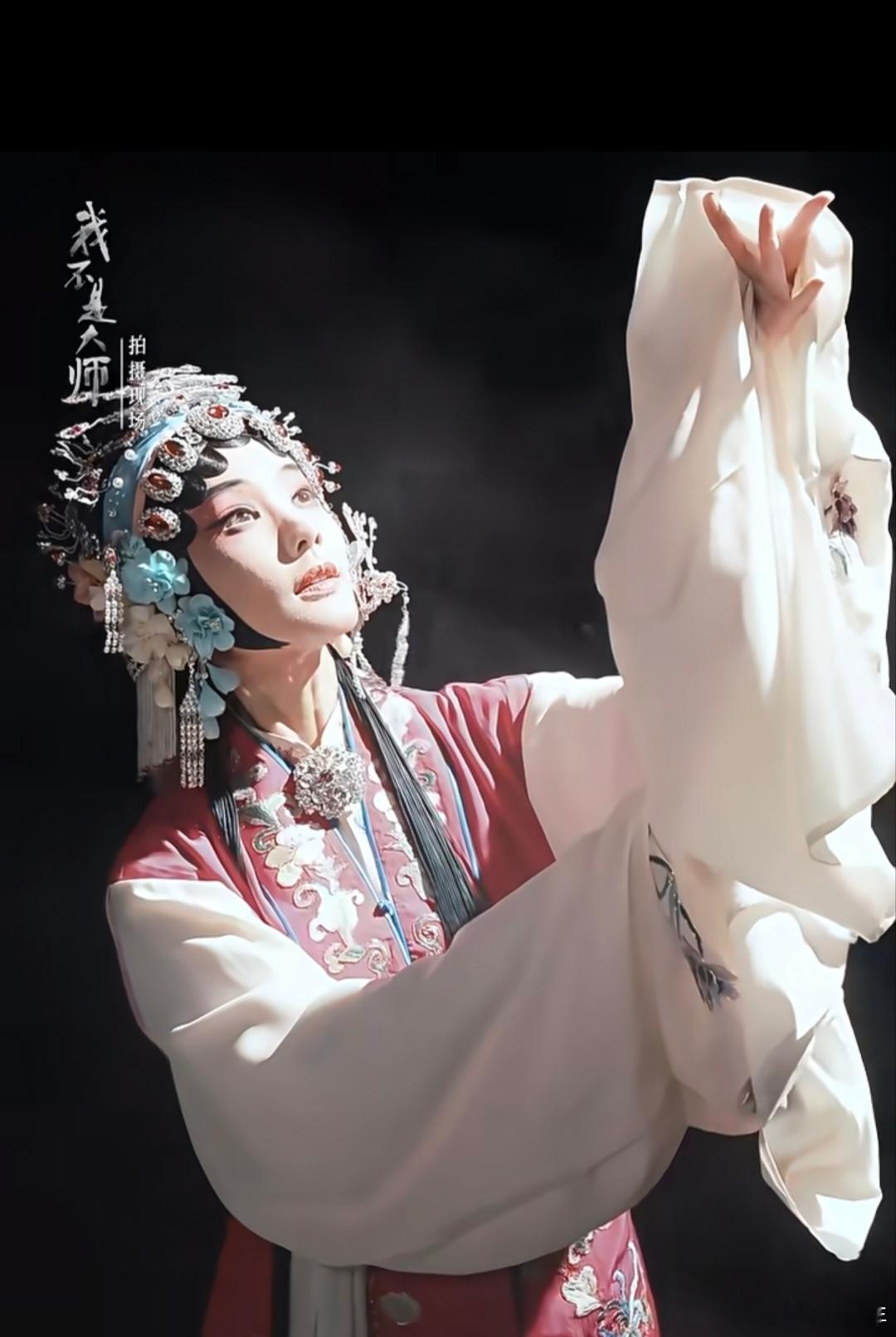 #李一桐以为自己被换脸了#
哈哈哈哈也太好笑了吧！
李一桐看到成片，居然以为自己被换脸了，一脸懵的样子好可爱。

原来是滤镜和打光的效果，把面部质感改得差别超大，连本人第一眼都认不出自己。

不得不说镜头真的很神奇，光线稍微一变，呈现出来的样子完全不一样。

女明星平时面对各种镜头，居然还 ​