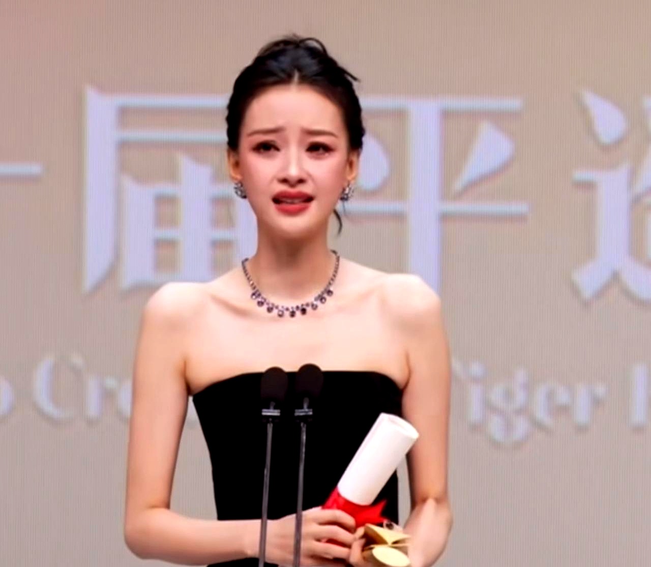33岁的孙怡拿下平遥影后，在台上捧着奖杯哭到失控，不少人才猛然反应过来，离开豪门婆家的这两年，人家已经悄悄杀回来了
 

当年24岁奉子成婚，连场像样的婚礼都没有，前婆婆是圈里鼎鼎大名的王京花，全网都戴着有色眼镜看她，认定她是靠夫家上位的资源咖
 

两年前官宣离婚，不少人搬着小板凳等着看笑话，嘲讽
