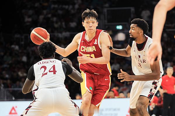 #中国男篮客场大胜卡塔尔##杨瀚森内线表现不俗# 

北京时间28日凌晨，中国男篮在客场以83比57大胜卡塔尔队，取得世预赛第二阶段开门红。本场比赛，归队时间较晚的中锋杨瀚森打出了较强的内线表现，得到15分、9篮板。此外，胡明轩命中了3记三分球，拿到12分、4助攻。此役过后，中国男篮在F组积11分，位 ​