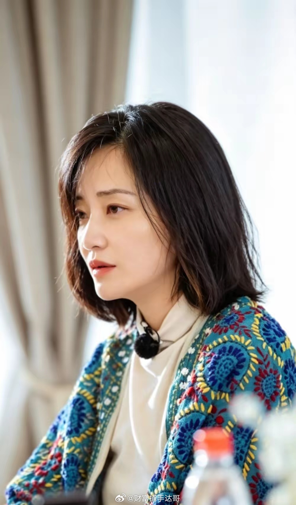 郭柯宇这个女人，其实嫁给谁都不会快乐。除非时光倒流，她嫁了一直住在她心里的那个人。
​《再见爱人》里，章贺许多次的追问过她。问题是什么不重要，关键是，郭柯宇从头至尾都没有给过他一次正面的回答。
​节目里的沈专家说得对：
​她的心里有一道墙。这个墙不是一道壁垒，而是一个永远能够自洽的 ​