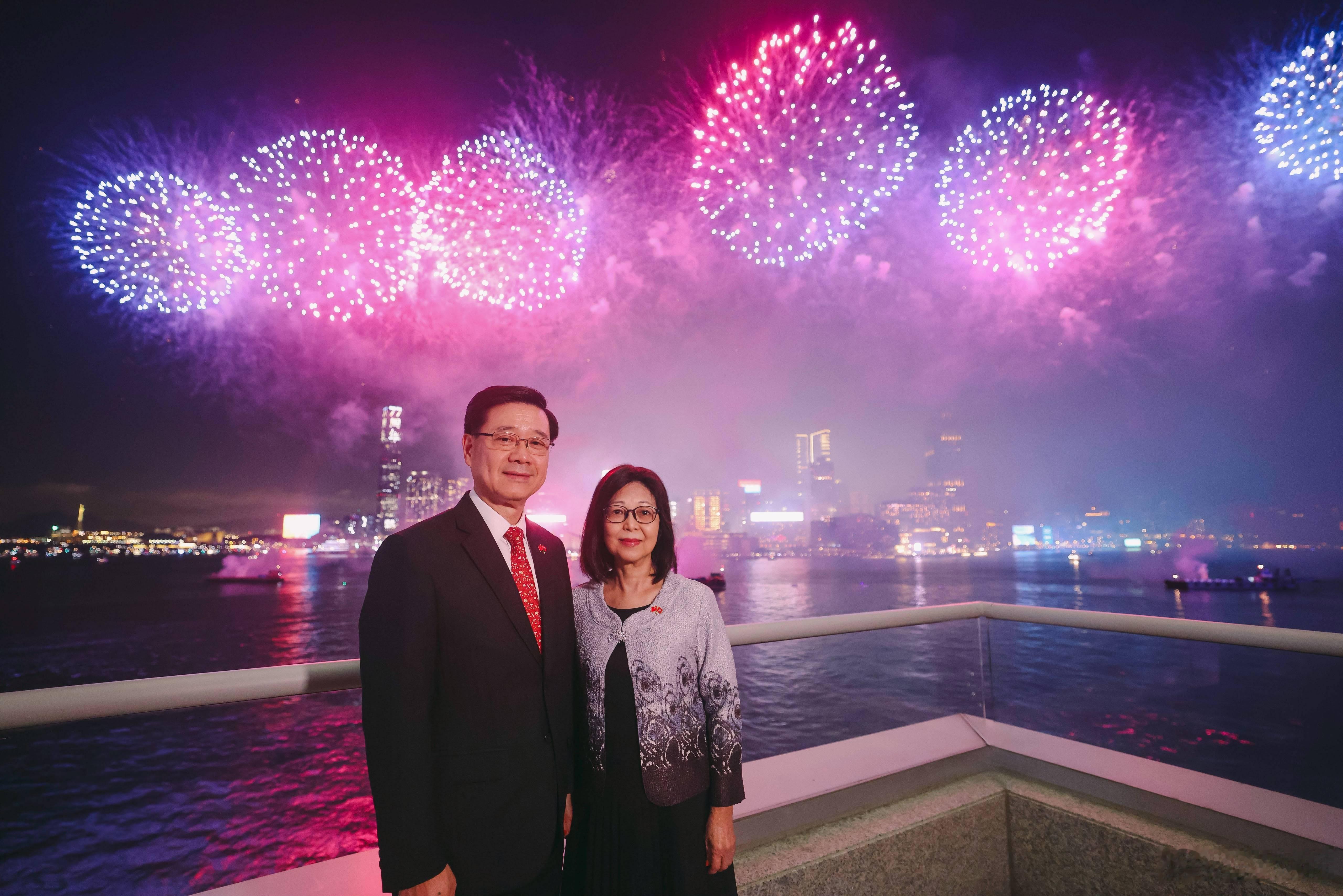 【维港烟花贺国庆】

今晚超过三万枚烟花点亮维港夜空，历时二十三分钟的烟花盛宴实在令人目不暇给。透过各种绚丽图案和层层绽放的璀璨烟火，由颂赞祖国大好河山、细味香江情怀，到传递爱与温暖，以及勇于逐梦的正能量；每一幕都盛载着对家国的深情厚意。
 
让我们带着这份美好祝愿，与国家一起稳步向 ​