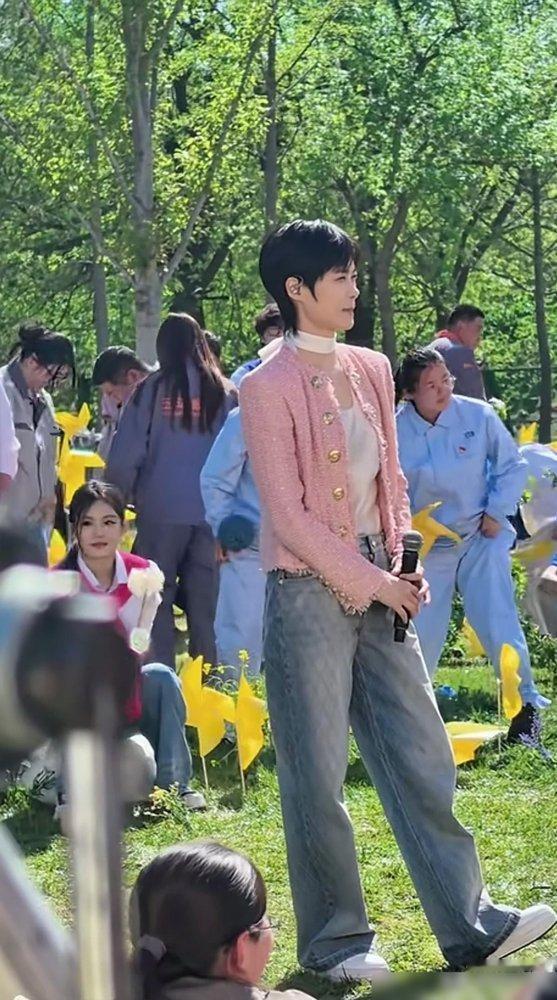 当年喊“春哥”那批人，现在脸疼不疼？
李宇春最近红毯直接穿高开叉透视裙，粉色抹胸也敢上。搁05年你敢想？那会儿超女舞台上的她，短发、长裤、不穿裙子，全网玩梗“信春哥得永生”，甚至把她恶搞成一种网络符号。
结果呢，她压根没理那套。这些年从杂志封面到演唱会，短裙、长裙、蕾丝、高跟，一样没落下。不是突