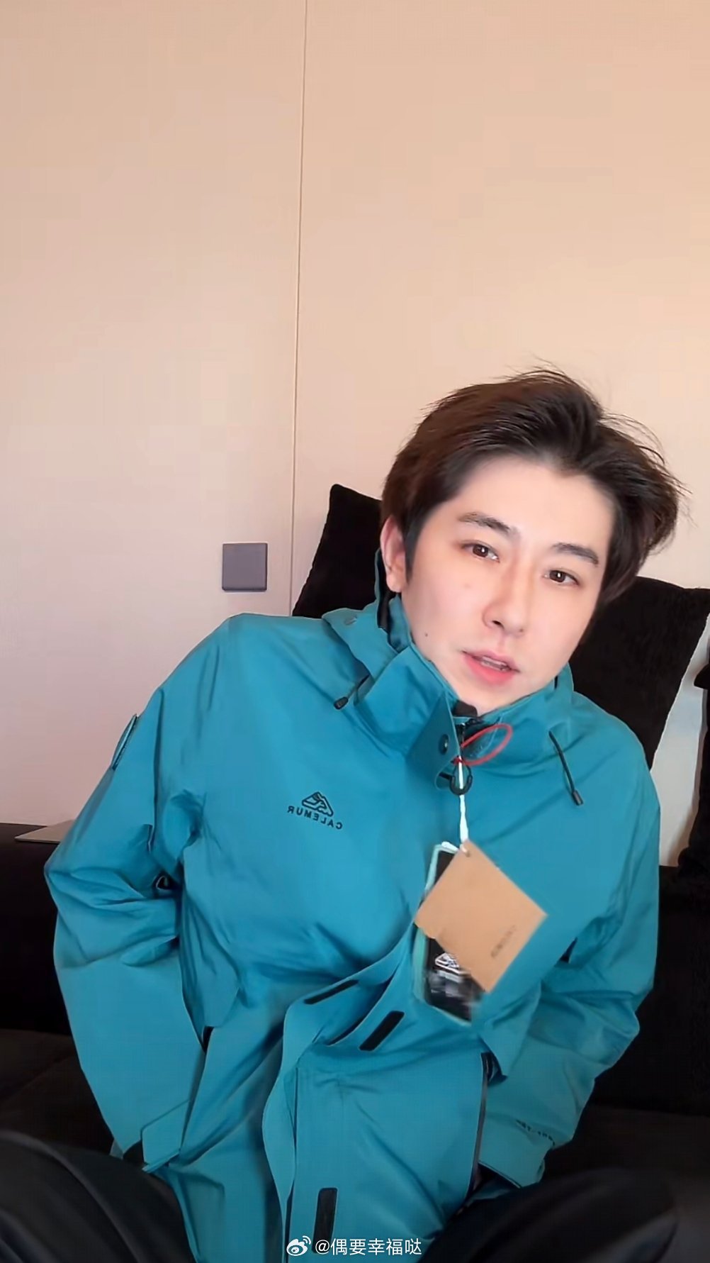 #枫稳[超话]##枫稳[超话]# 昨天他俩直播说的月饼礼盒是啥牌？下载了京东一搜全是稻香村[允悲][允悲][允悲]冲锋衣是凯莱牧，蛋卷是保罗工坊(美团)还差个毛线帽和月饼没搞齐[皱眉][皱眉][皱眉] ​