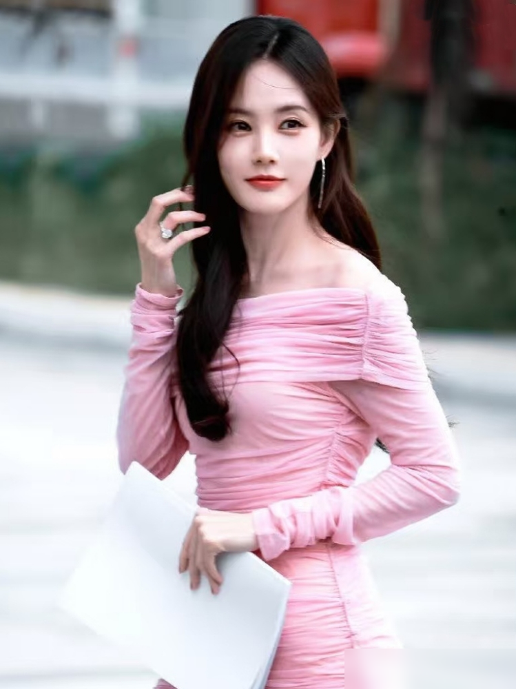 李一桐新剧这设定太疯了，正妻联手小三，结果发现丈夫才是那个局外人。
乔振宇演的狄立人，求婚那天就开始记账本了。五年时间，从体贴到牙膏挤几厘米都设计好，就为了吞掉余家的钱。
李一桐发现破绽也绝，老公手机运动数据跟日常轨迹对不上，直接技术流取证。不哭不闹，转头把保姆、小三全拉进自己阵营。
最狠的是