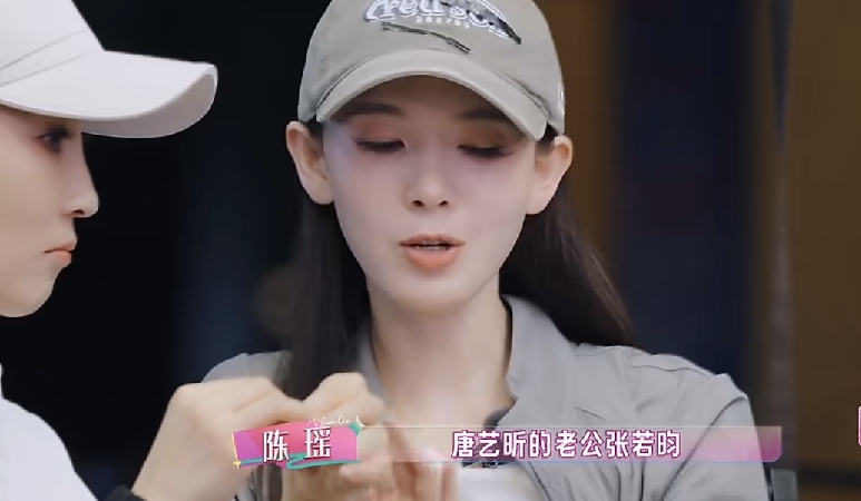 陈瑶真的太有分寸了，和唐艺昕是好朋友，在我家那闺女中提到张若昀，竟然是这样称呼曾经的荧幕cp？

大家都知道陈瑶和张若昀在《无心法师》中的岳绮罗和张显宗这一对是很多观众的意难平

陈瑶首次在综艺节目中提到张若昀对她的帮助，没有刻意避免对张若昀的感谢，也很有分寸感地对唐艺昕的尊重。

陈瑶称呼张若昀用