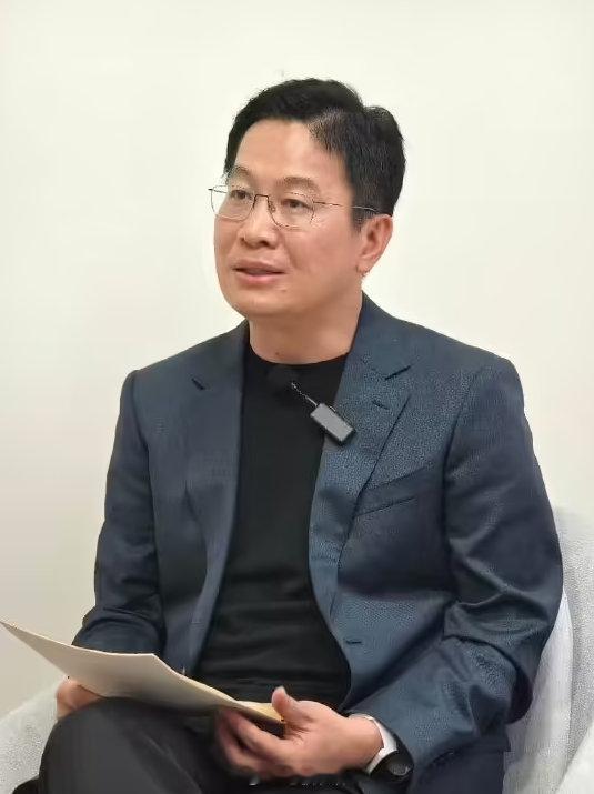 【#卢伟冰回应内存持续涨价#】#卢伟冰称不能简单把内存成本转移# 9月4日，在 IFA 2026 小米全球发布会后，小米集团合伙人、总裁、手机部总裁卢伟冰与媒体对话。

谈及存储持续涨价话题，他表示，涨也好、跌也好，总要往前走。但小米在预测之后，至少有一个很简单的结论：不能简单地把成本转移，一定要 ​