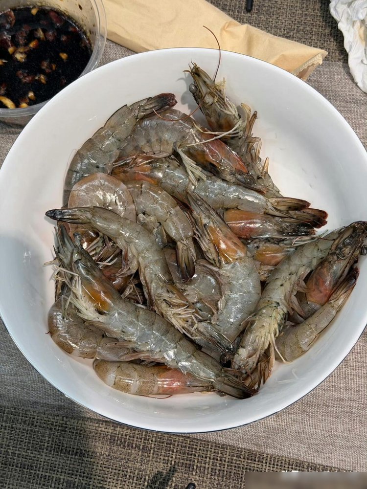 凌晨三点，小沈阳蹲在厨房给俩弟弟煮面，这事搁谁身上不得愣一下。
《披荆斩棘》录到后半夜，曾辉和唐九洲还在排练室死磕动作。小沈阳没睡，就在厨房等着。面煮好，端过去，顺手把灯调亮一档。
没镜头跟着，也没人让他这么干。他自己巡演连轴转，包头站刚唱完，电影票房国庆档第二，红发寸头在台上全开麦拿下第一。忙