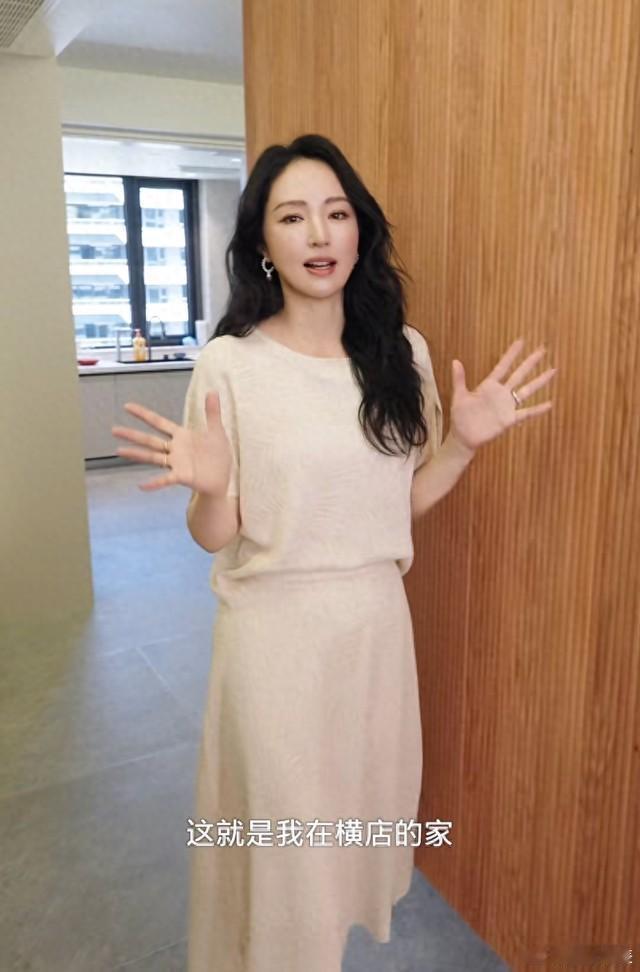 46岁董璇在横店安了个家，衣帽间摆正中央，一面墙塞满女儿的玩偶 ​