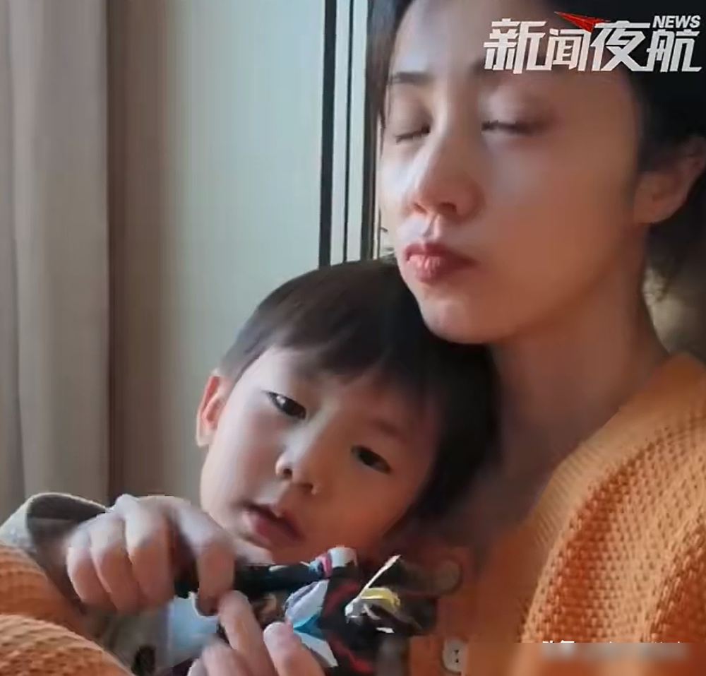 黄磊把9岁儿子藏了这么多年，一露脸直接把网友看愣了。
孙莉10月8日发的出游vlog里，小儿子全程正脸怼镜头，连马赛克都不打了。单眼皮，圆脸，白得发光。全家人都是双眼皮，就他一个单的。
但最绝的是那张脸，网友拉出黄磊年轻时的剧照一比，几乎就是复制粘贴。还有人盯着侧脸截图说，这不李现吗？
之前只