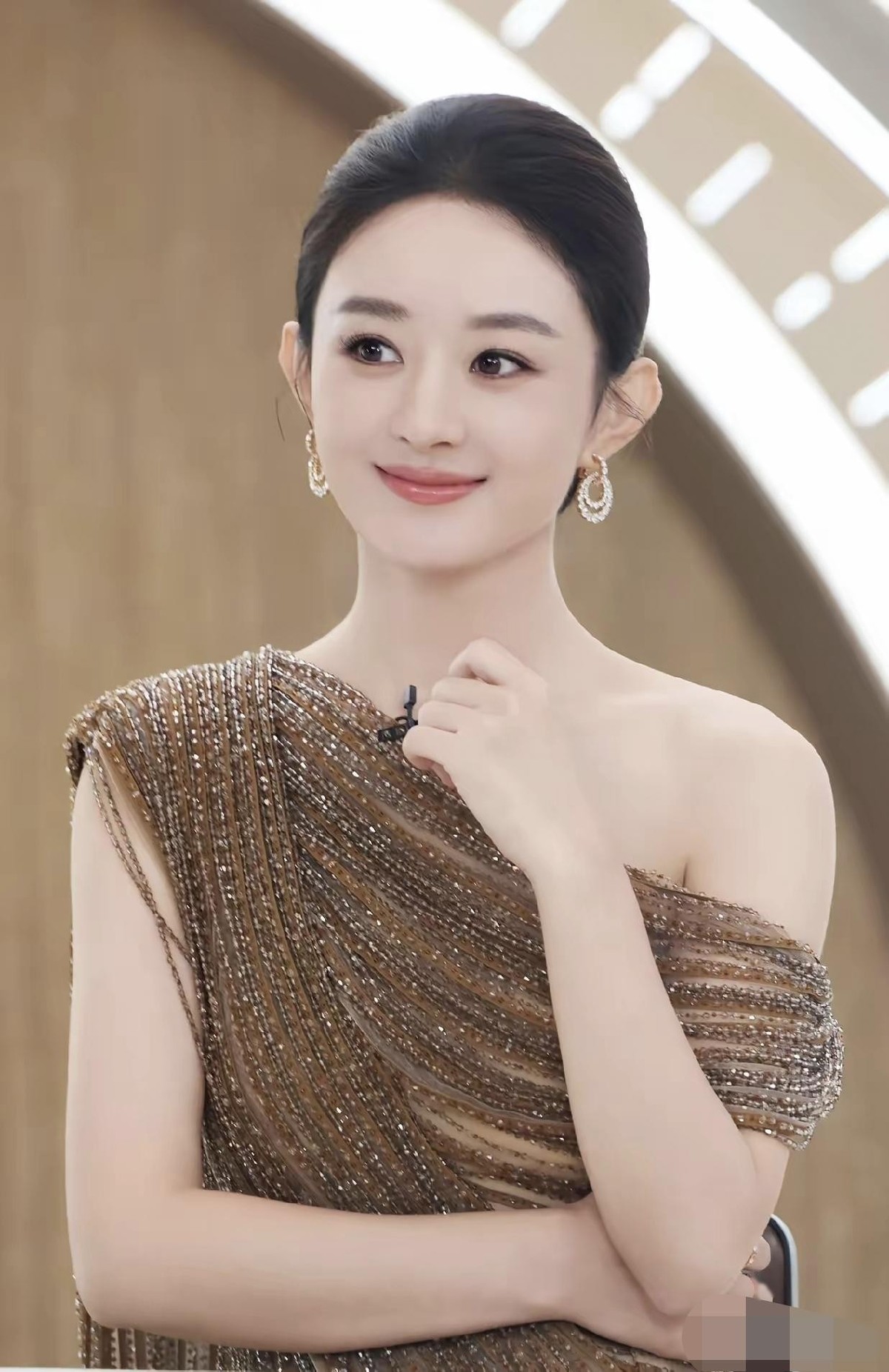 主持人问赵丽颖：“你说话方式有时候让人觉得比较残忍，你知道吗？”
赵丽颖坦然承认自己性格理性，不爱讲虚头巴脑的安慰话，习惯直接点出问题。
综艺《偶像来了》里经常实话实说，“赵小刀”这个外号也就慢慢传开。
很多人初听她的直言会觉得刺耳，但相处久了就知道她并无恶意。
何炅评价她为人简单透明。嘴上不会花言