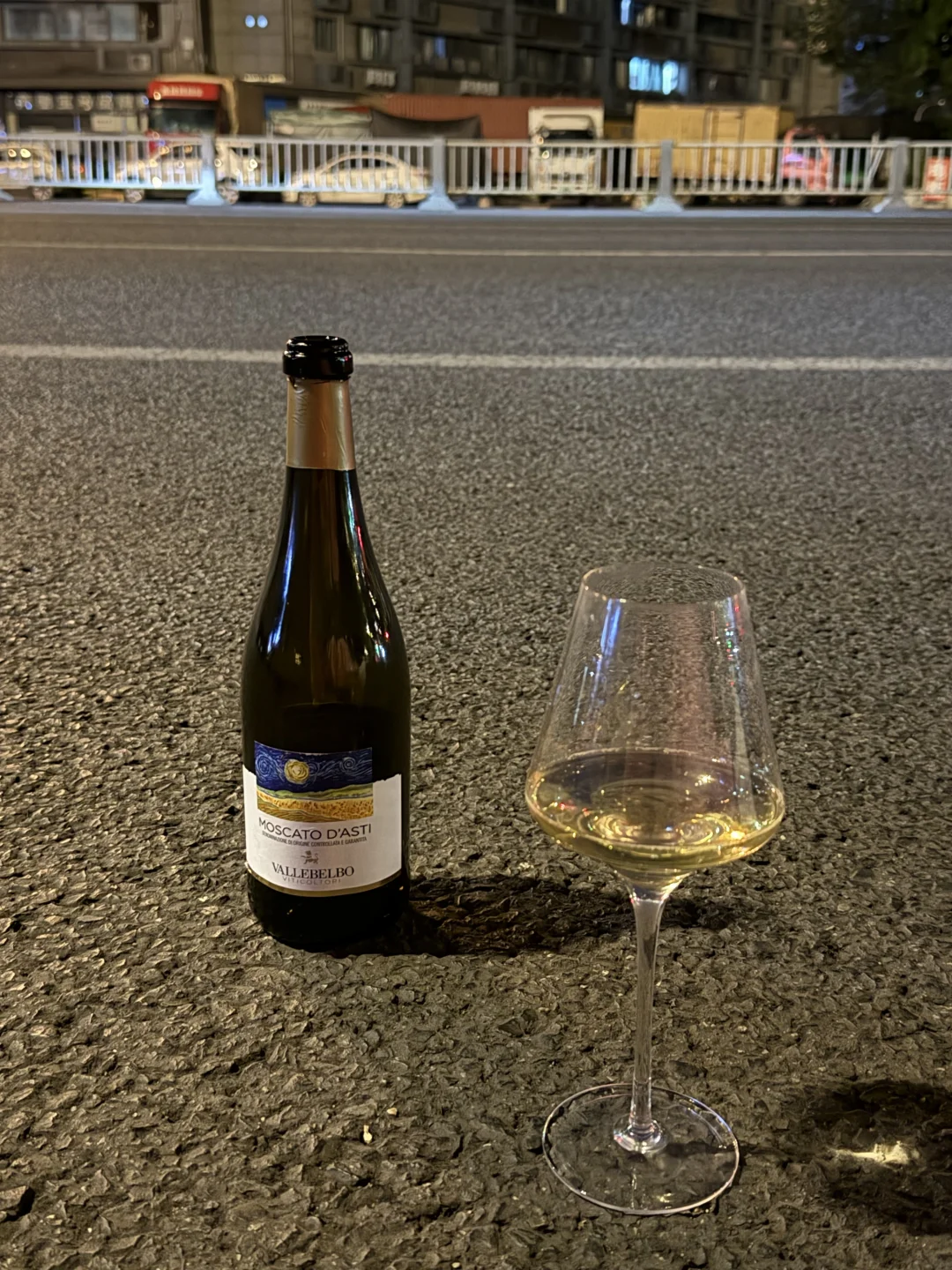 本人的喝酒新地点：路边！