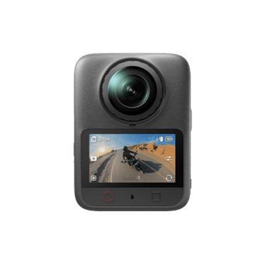 大疆近日正式发布新一代8K全景相机Osmo 360 II，搭载专为全景设计的方形高动态影像传感器，实现1英寸全景像场，支持原生8K/60fps超清全景视频录制，动态范围提升至14.5级，前后双镜头独立曝光，从容应对逆光、日出日落等复杂光线场景。配合f/1.9大光圈与AI超级夜景2.0算法，暗光画面更加纯净明亮。此外 ​