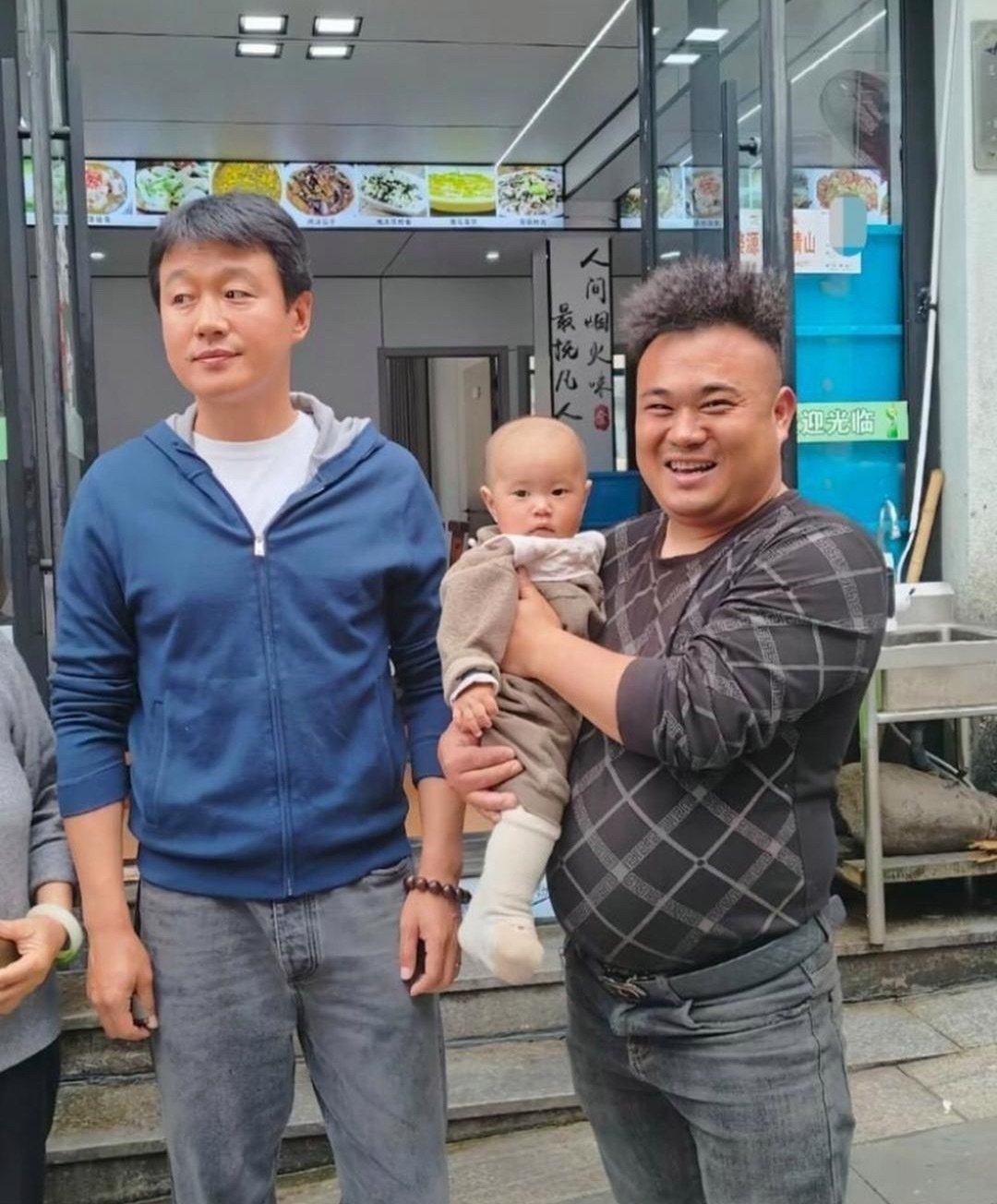 47岁￼佟大为⁠￼￼在江西上饶一家餐馆吃饭被偶遇，他的穿衣打扮朴素，个子挺矮的，身材微胖，真人看起来好普通啊！ ​