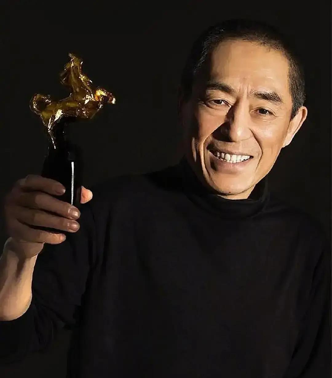张艺谋在临潼给二弟买了套电梯房，钥匙递过去，弟弟把合同原样推回：你拍你的电影，我修我的车，两不耽误。
张艺谋理解弟弟的选择。虽然他已成名多年，生活与事业规模远非当年在陕西国棉八厂当搬运工可比，但他的家人，尤其是弟弟张启谋，始终保持着另一种生活轨迹和价值观。这种差异曾让他困惑，但如今他明白，这是他最珍